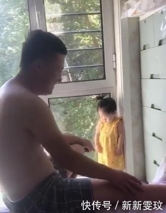 表妹|13个月姐姐打表妹后，竟被舅舅罚站，一脸委屈的小表情萌翻了