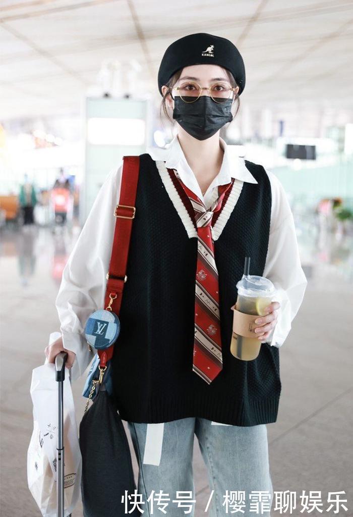 今年“奶奶背心”又火了,这样搭配经典又时髦,承包你一整个秋冬