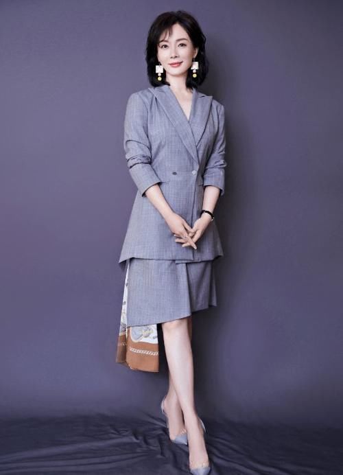 表现力|聪明女人穿大衣就是帅气，看他们穿衣理解，显得格外有范