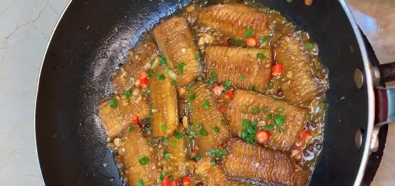 红烧带鱼,肉质鲜嫩骨粗刺少,口味香辣味美,兼具营养和美味