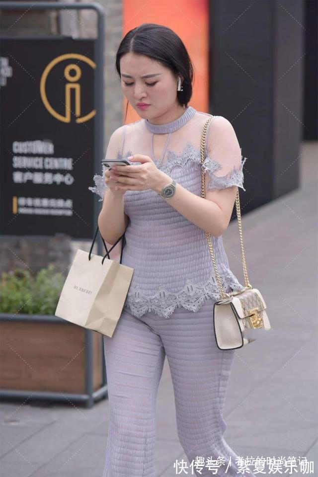 灰色套装 灰色套装很高级,美女穿出白领范儿,同色搭配很规整,还显身材