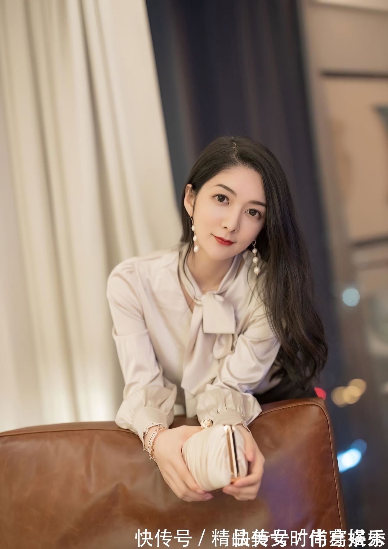 杏色 杏色衬衫搭配黑色高腰半身裙,优雅大方,温婉甜美