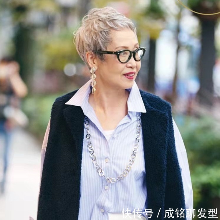 减龄 这才是中老年人最美的发型,柔美蓬松烫+减龄染发,想不年轻都难