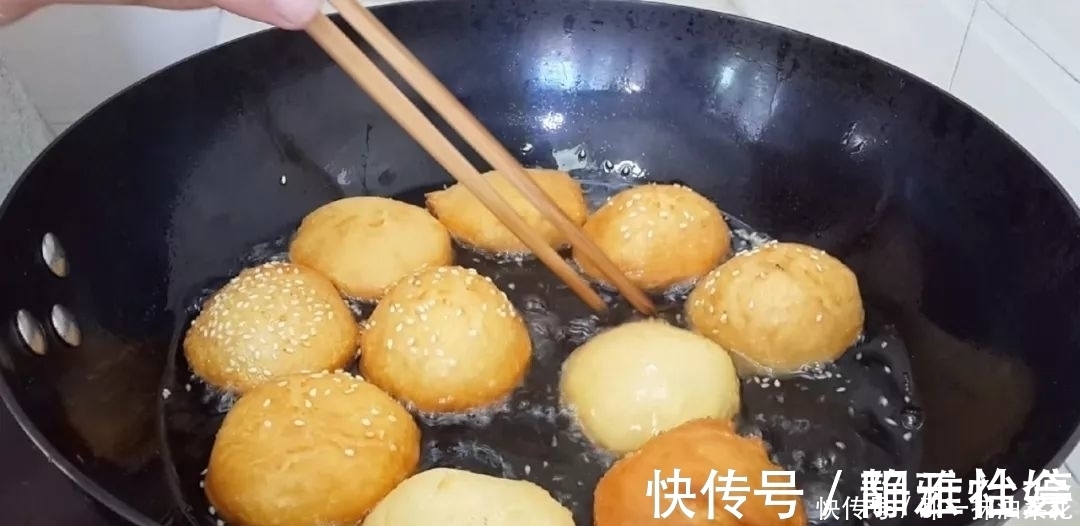 保鲜膜|早餐新吃法,面粉里加1个鸡蛋,放入冰箱冷藏,比油条麻花都好吃