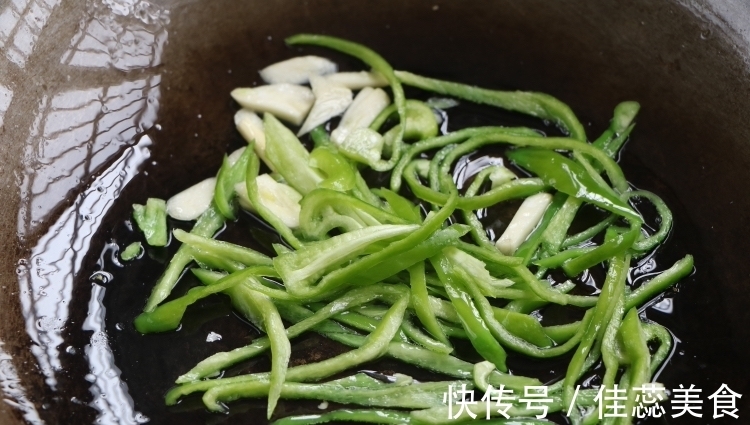 青椒|天热,我隔三差五就做的素菜,开胃不上火,孩子常吃能提高免疫力
