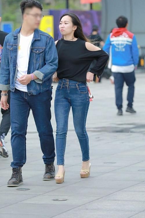 街拍：小姐姐逛街成焦点，一举一动都显高级感，不可拒绝地魅力