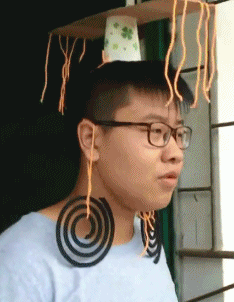 |搞笑段子王:别人坐电梯是站着上的,为何这位兄弟非要躺着上去呢