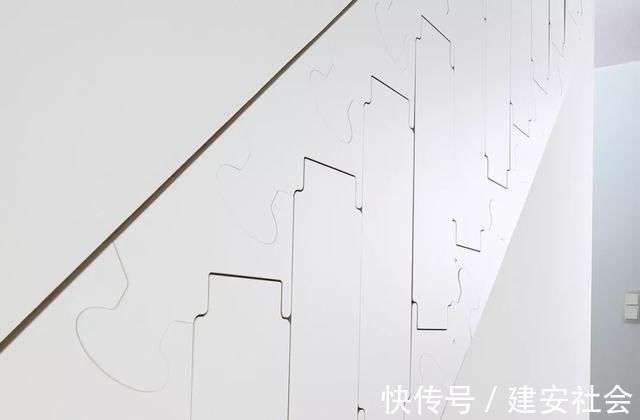 拼图|德国发明拼图折叠楼梯，能像纸一样贴在墙上