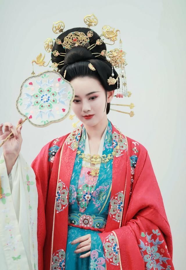 中国女孩的嫁衣,不该只是西方的婚纱,更应该是传统的凤冠霞帔!