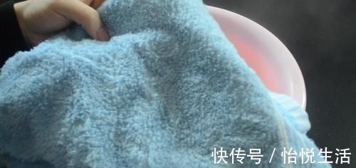 毛巾脏别再洗衣液洗, 洗的时候加一点它, 洗完毛巾就跟新的一样干净