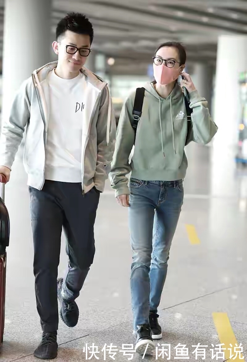 气质优雅|吴敏霞罕见露面,穿西装配阔腿裤拍时尚大片,气质优雅不输女星