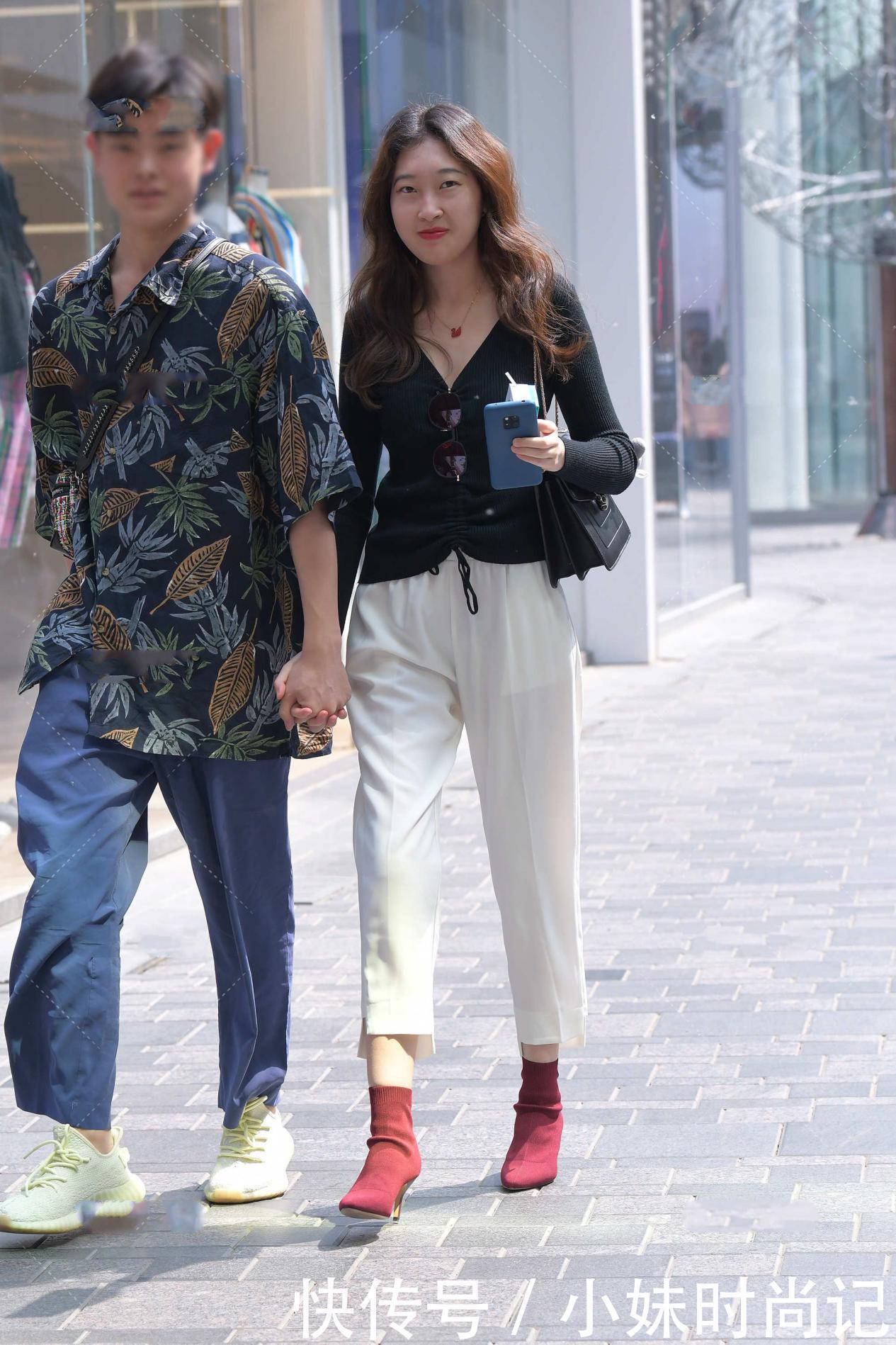 街拍:黑色针织上衣搭配白色阔腿裤, 随意自然, 气质出众