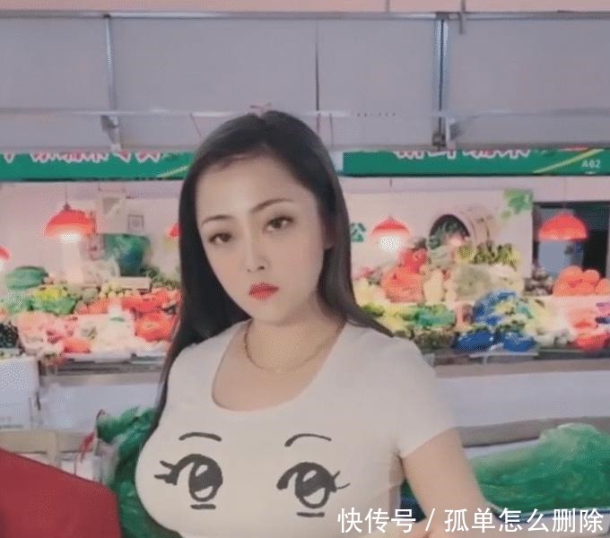 菜市场买胡萝卜的美女, 看起来好贤惠！