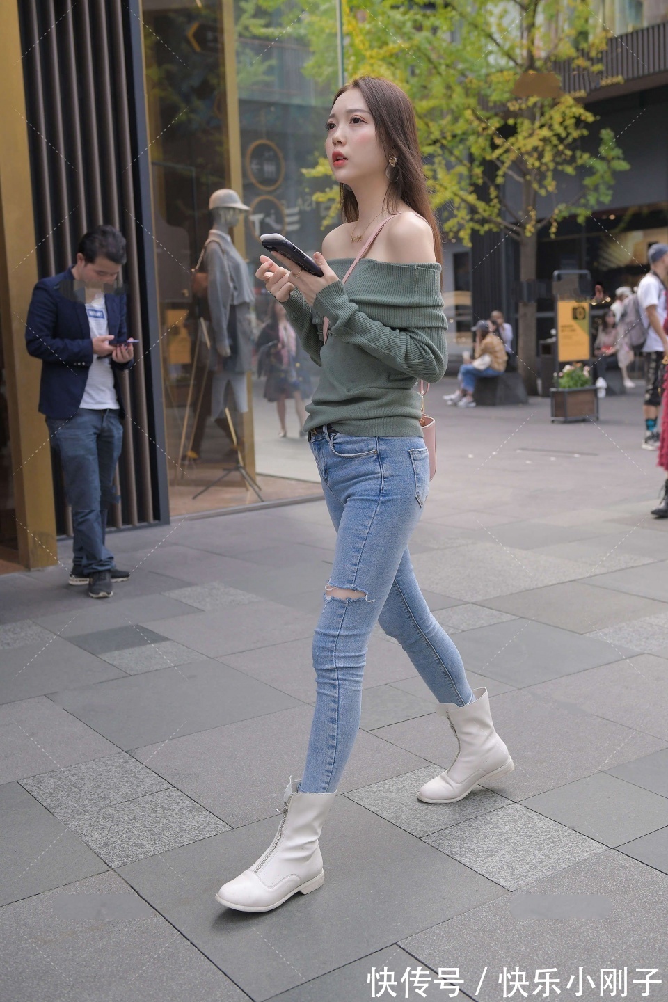 搭配|简单的单品也有魅力，修身打底搭配牛仔裤，穿出性感时尚