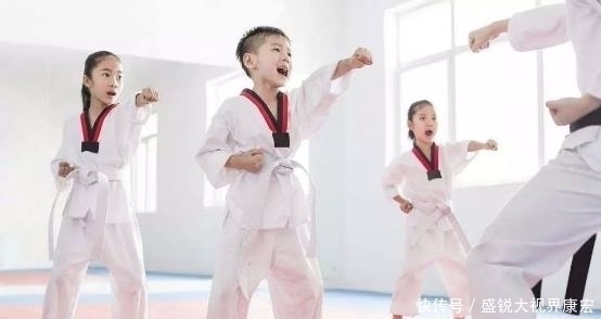 运动|宝娃在4岁前,这4种运动不能做,家长别再“弄巧成拙”了