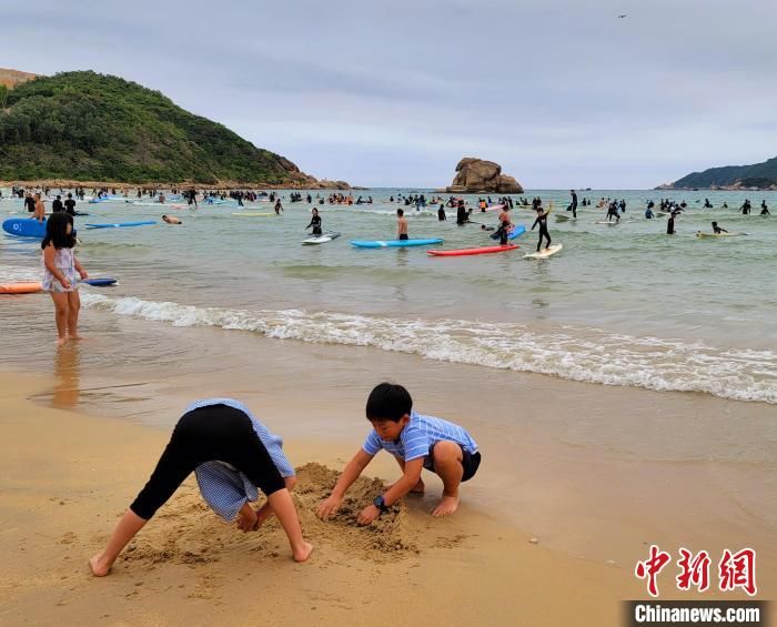 游客|各地游客在三亚欢度“亲水”春节