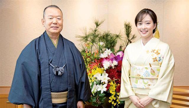 贵妇|穿和服和老头合影!石川佳纯美出新高度,女乒美女身上有贵妇气质