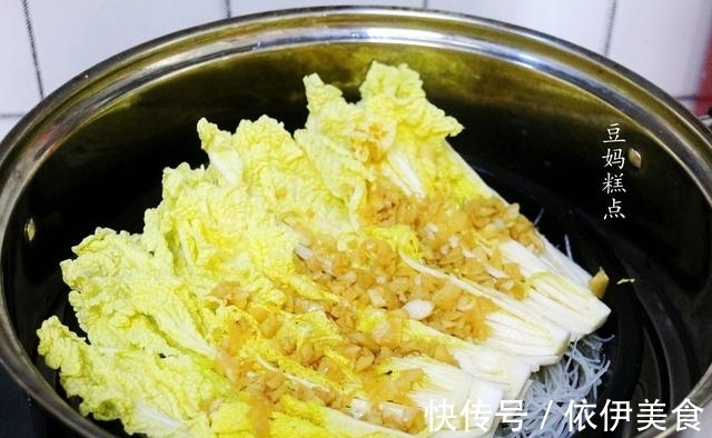 蒜蓉酱汁|蒜蓉粉丝娃娃菜的做法，蒸10分钟，口感鲜甜减脂，有空要试试