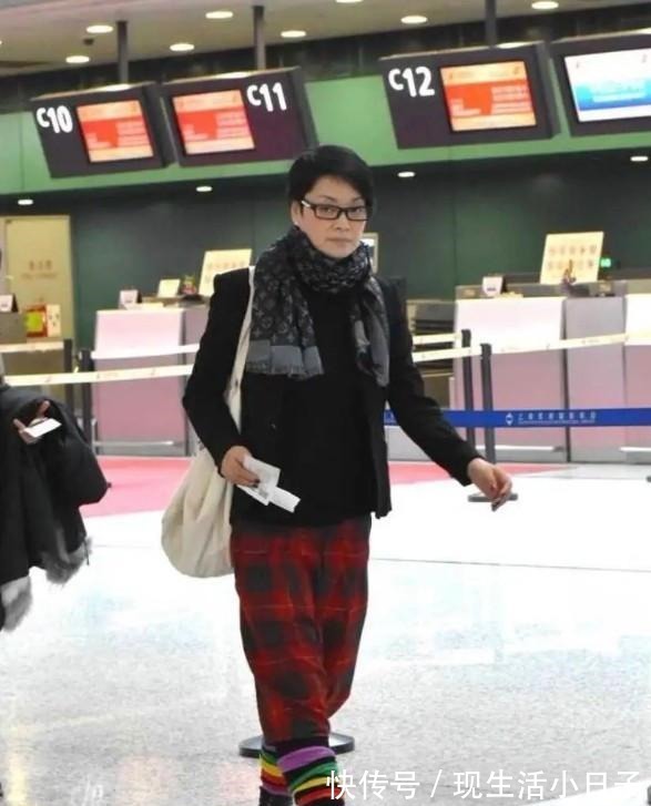 毛绒靴 毛阿敏这次穿老气了,大红色羽绒服搭毛绒靴走机场,57岁很真实!