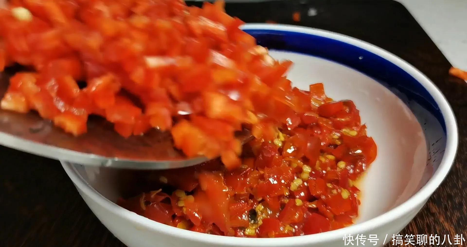 做剁椒鱼头,直接上锅蒸就错了,先做一腌一炒,鱼头鲜香还入味