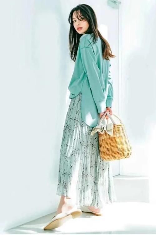 “卫衣＋碎花裙”＝今年春天最火混搭，时髦减龄显气质！