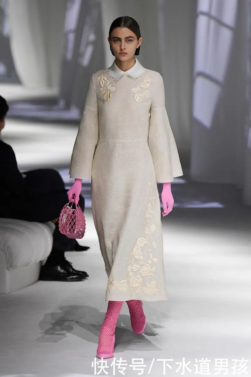 芬迪FENDI最新设计出圈,网友说像去澡堂用的篮子