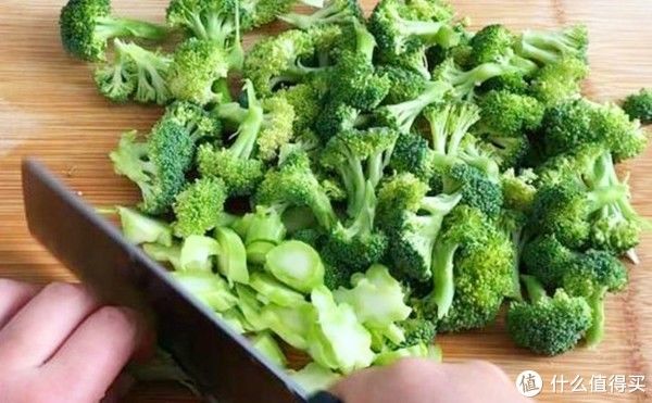 口感|西兰花焯水直接炒都不对！这样做太香了