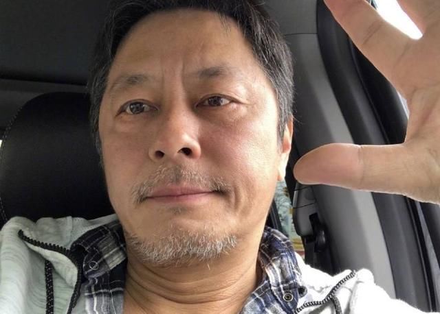 59岁王杰近照曝光,胡须斑白沧桑不已,男人味星味全无
