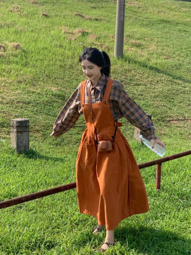 上衣|早秋穿这些就够了!牛仔背带裙+红色条纹上衣,实用又百搭