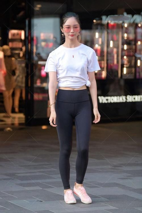 遮阳帽|白色上衣搭配黑色瑜伽裤,简单款穿出时尚感,也穿出少妇的性感范