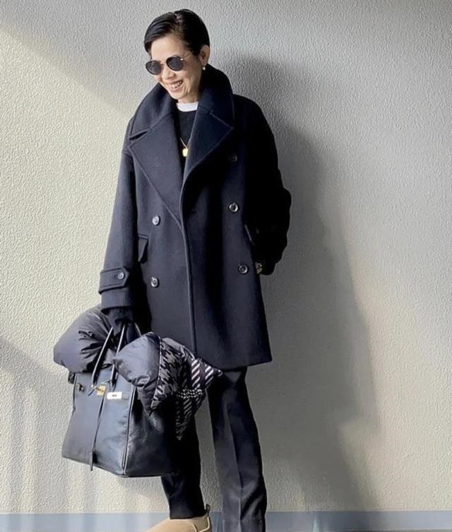 风衣 身高153,年龄58岁又怎样?她靠利落穿搭圈粉无数,好会穿
