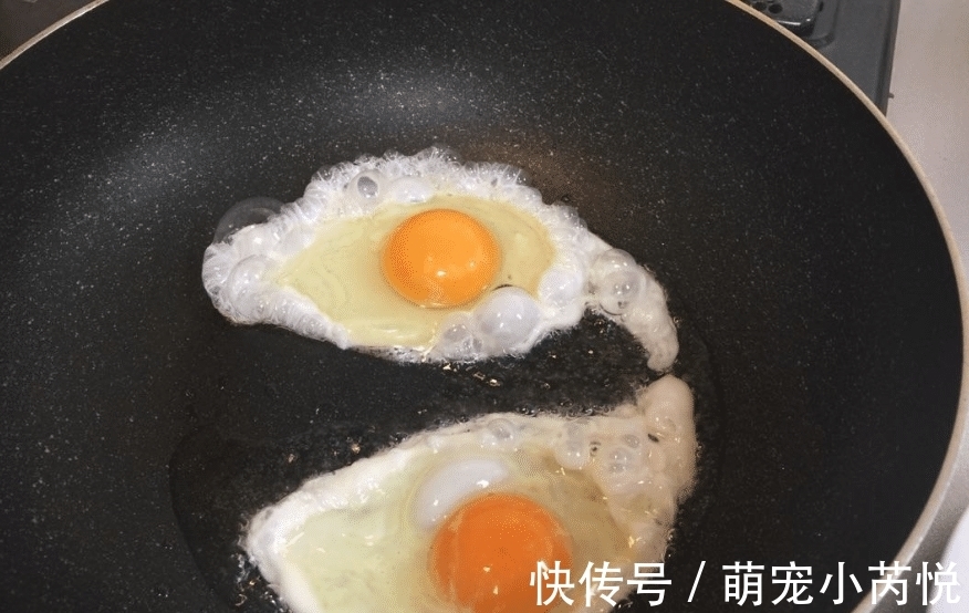 煎荷包蛋,第一步不是倒油!教你大厨做法,外焦里嫩,不糊不粘锅