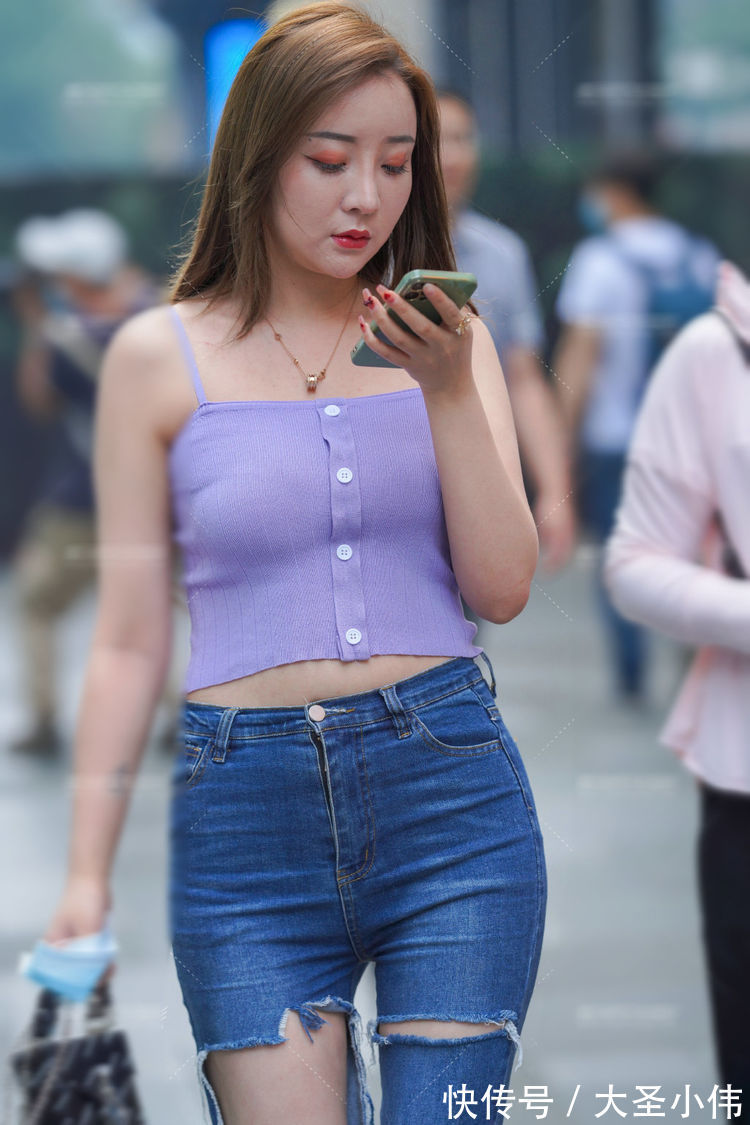 好身材|美女街拍:吊带背心搭配牛仔喇叭裤,展现靓丽的好身材,更具时尚格调