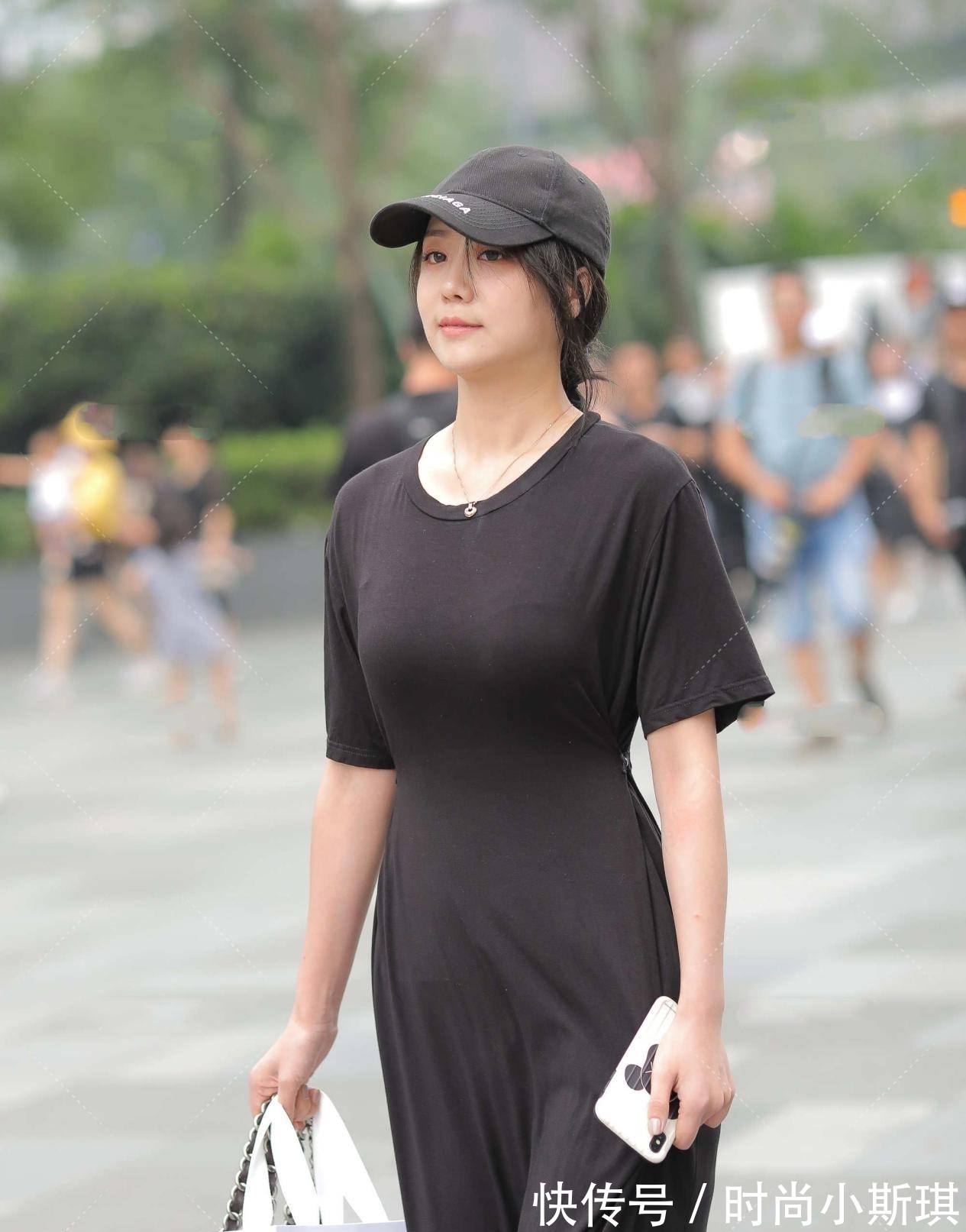 洋气|黑色长款修身裙子,极简风格的美感,更显时髦洋气