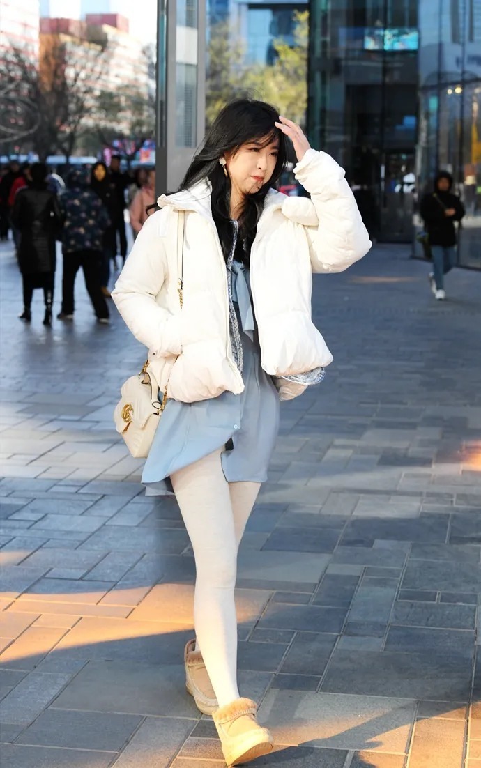 靓女|街拍:用长筒白袜打造优质美腿的靓女