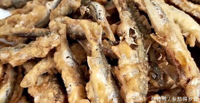 炸小鱼时，牢记3个小技巧，小鱼不破皮不粘锅，酥香好吃无腥味