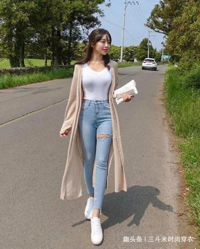 百搭 紧身牛仔裤小姐姐,时尚百搭曲线玲珑,展现自信迷人小蛮腰!