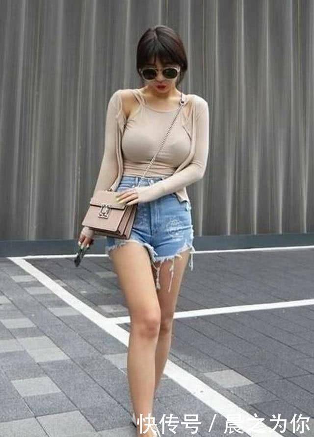 街拍性感大胆明艳的小姐姐,清新美丽又时尚前卫