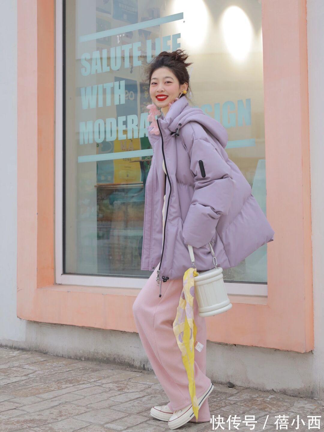 大龄女性|大龄女性懂搭配更时髦,冬季学会穿“羽绒服”,风度和温度都有了