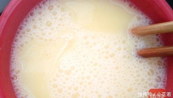 两个鸡蛋放进豆腐里蒸一蒸, 5分钟后, 不爱吃鸡蛋的孩子吃的特开心!