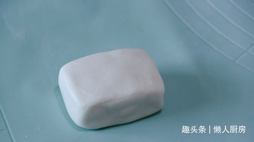 年糕不用买，撒点糯米粉，加点热水自己做，咬一口，还会爆浆