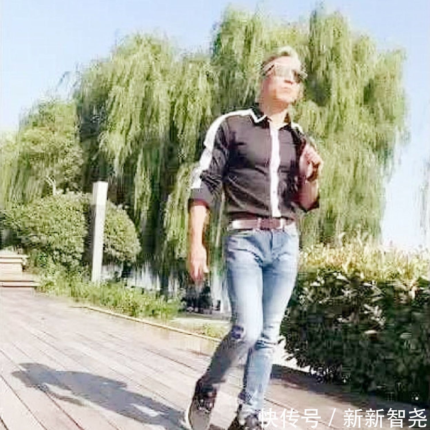 自律|60岁爷爷去幼儿园接孙女,身材成焦点,很多年轻爸爸自愧不如