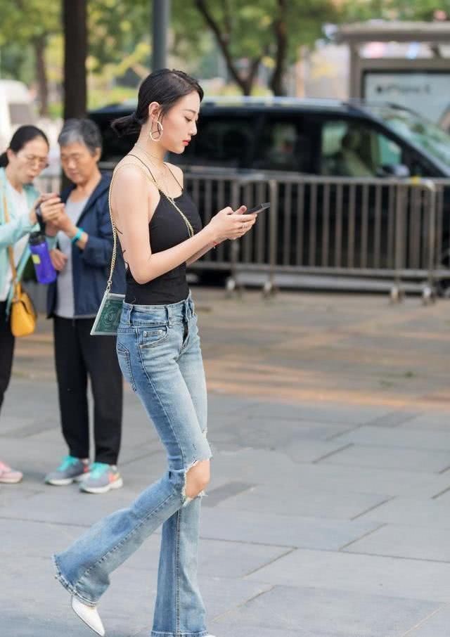 简约的风格装扮出的自然美感，牛仔裤打造你独到的气质感