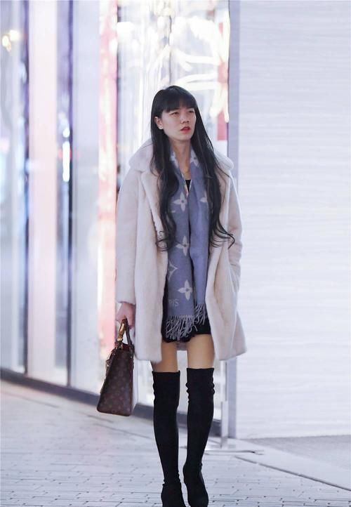 很多人喜欢过膝靴，保暖与时尚并存，冬季穿搭更轻松