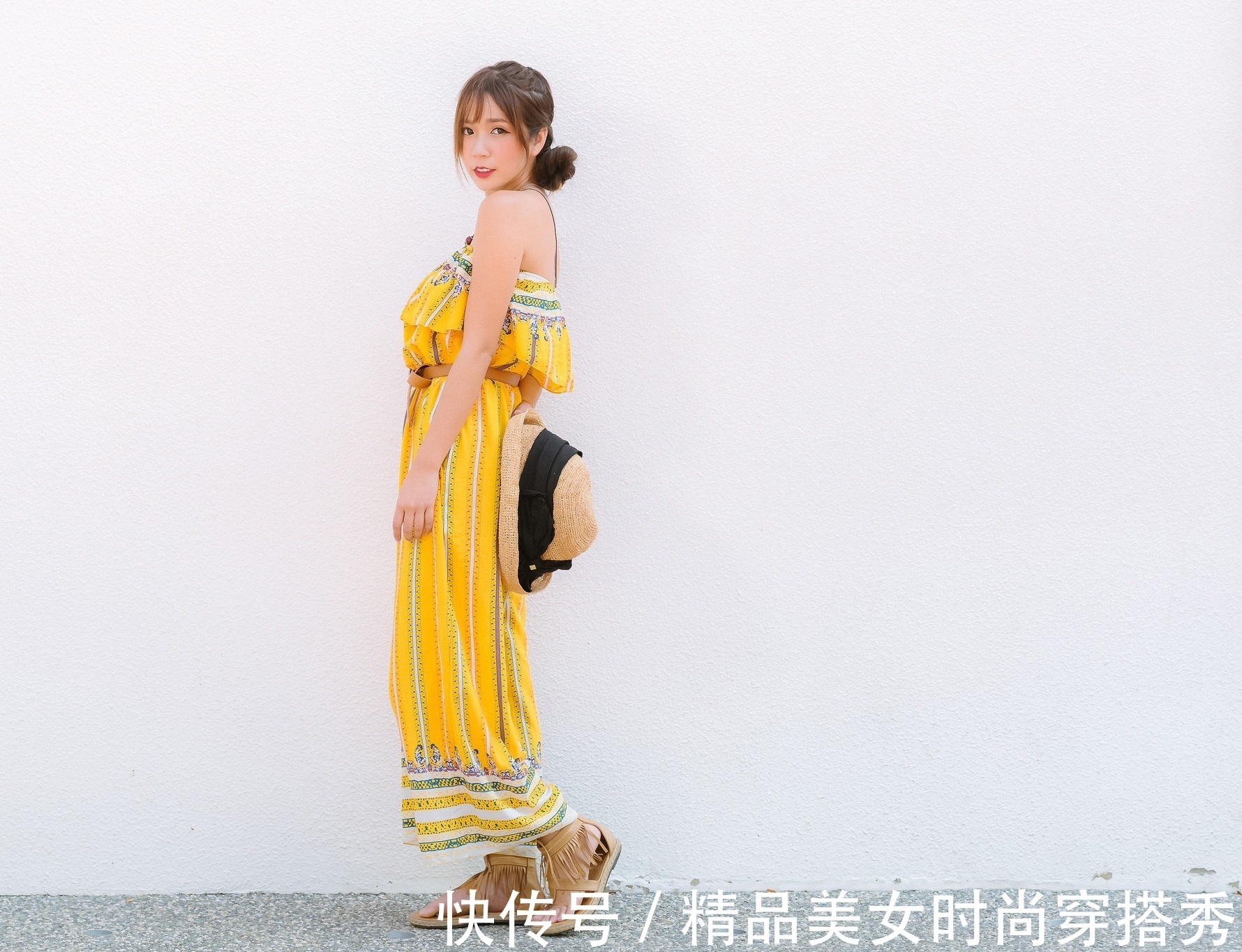 民族风|一字肩连体裤，搭配一双民族风十足的凉鞋，优雅浪漫