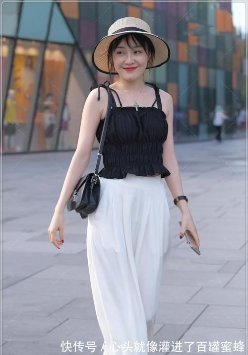 穿搭|美女穿搭:荷叶边吊带搭配纯白阔腿裤,清爽前卫,萧洒又潇洒