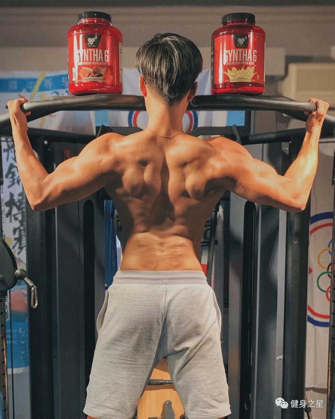 超硬核眼镜|超硬核眼镜小哥秀肌肉，筋肉身材太生猛了！