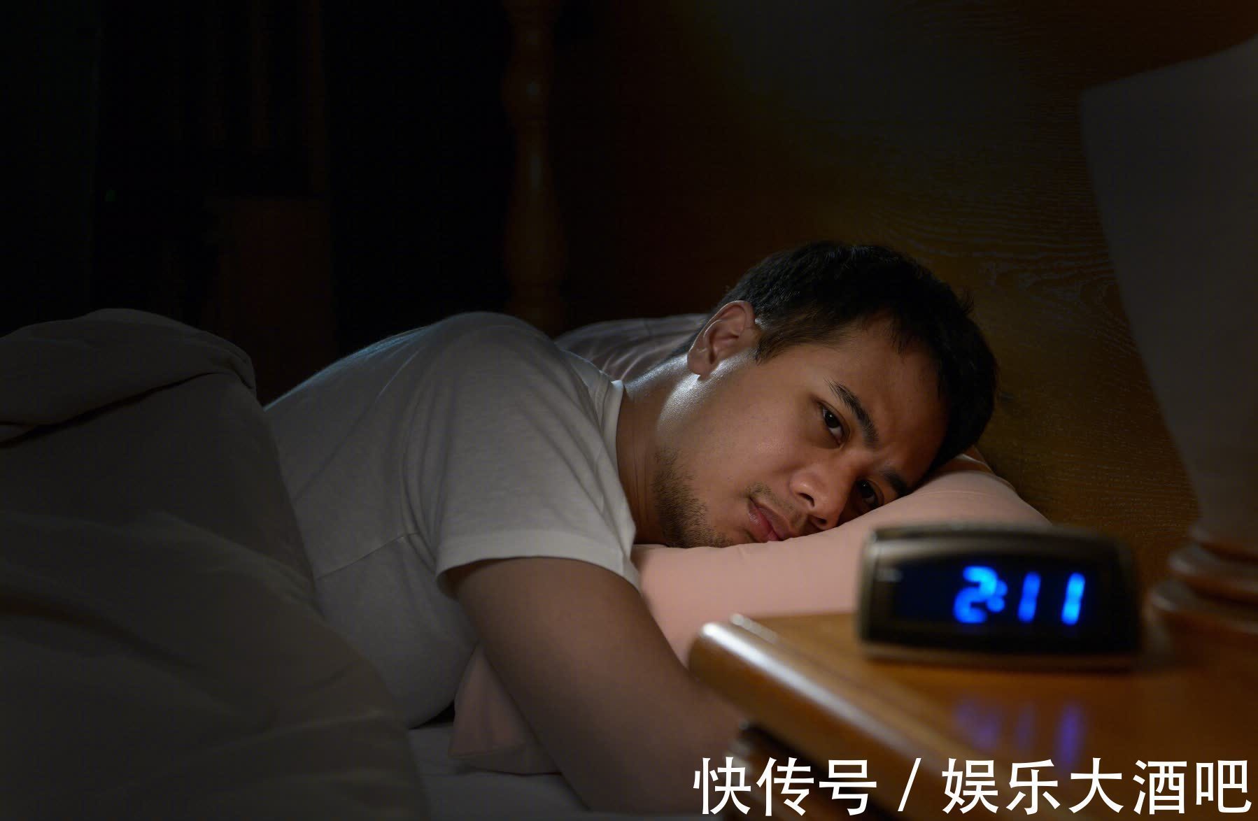 睡眠质量|半夜经常睡不着,失眠严重?中医:枕头里塞2物,常闻睡的香