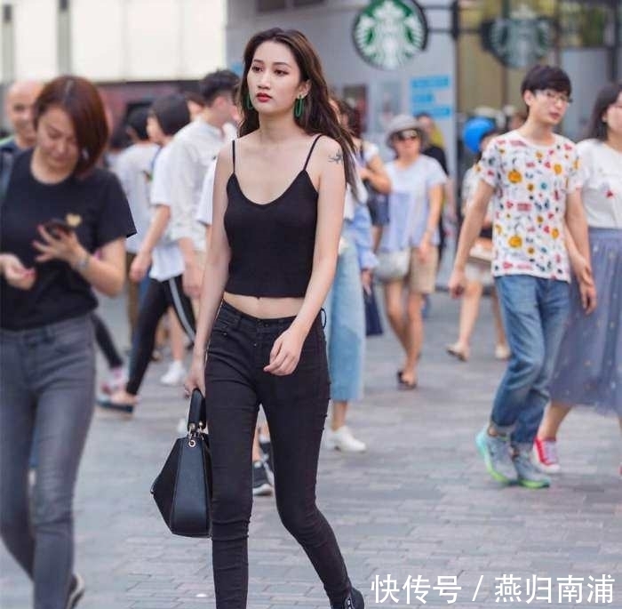 牛仔裤|女神街拍:白色T恤搭配牛仔裤的小少妇,回头率真的好高