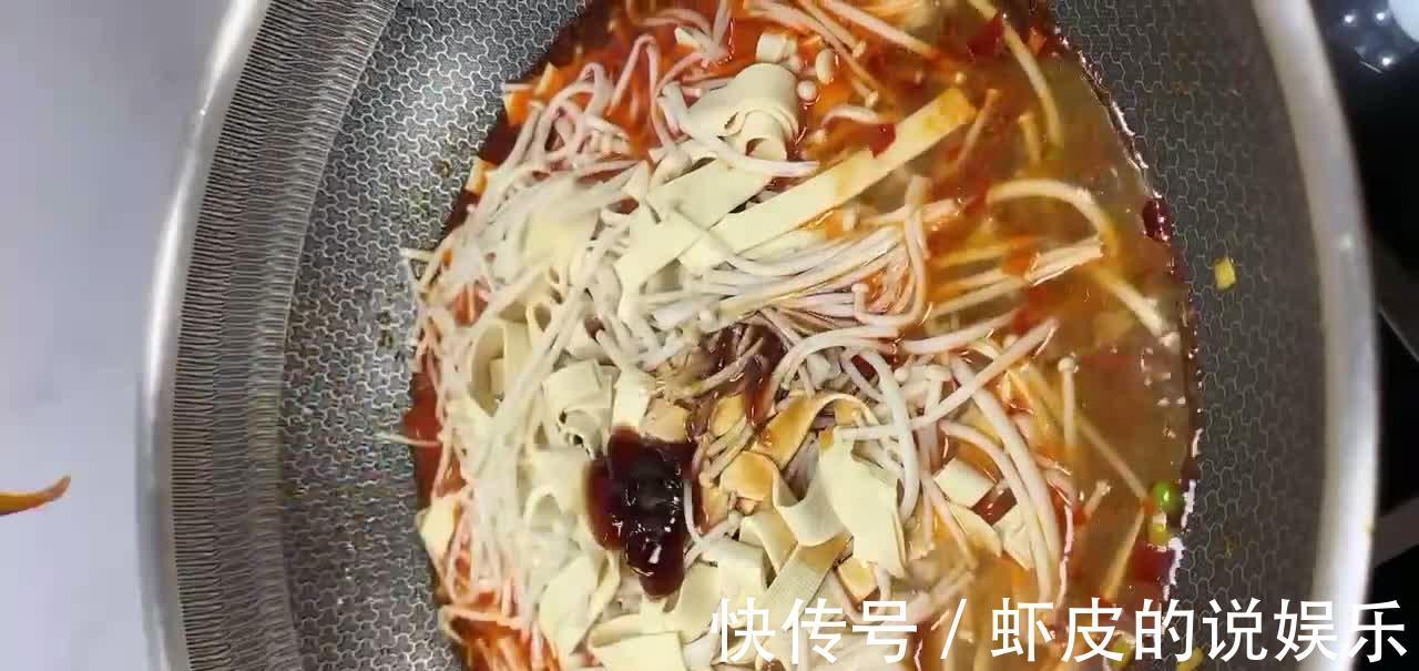 金针菇豆腐皮烧韭菜，汤鲜味美香辣入味，韧中带脆，既好吃又下饭